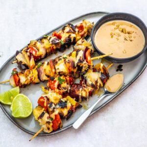 Saftige Hähnchenspieße mit Ananas und Erdnusssauce