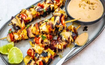 Saftige Hähnchenspieße mit Ananas und Erdnusssauce