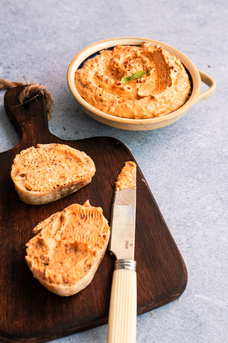 Selbst gemachte Tomatenbutter auf Baguette