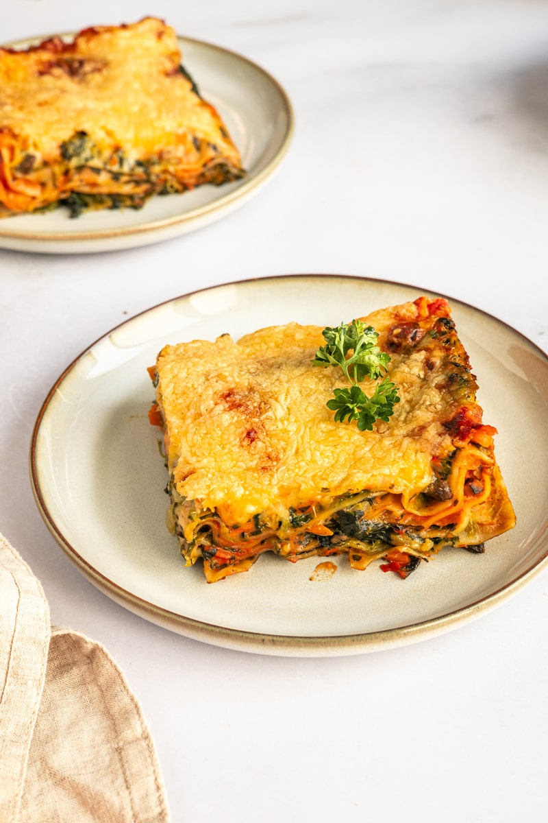Gemüselasagne auf Teller