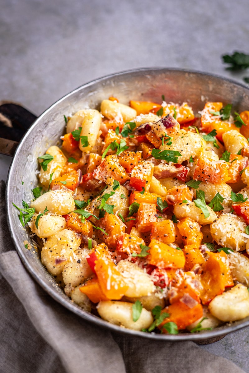 Gnocchi-Pfanne mit Kürbis nah fotografiert