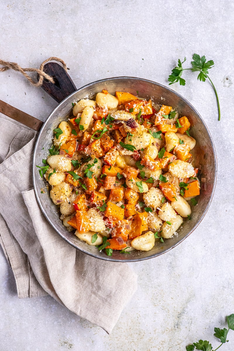 Gnocchi-Pfanne mit Kürbis von oben fotografiert