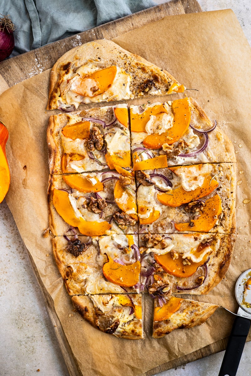 Kürbis-Flammkuchen geschnitten