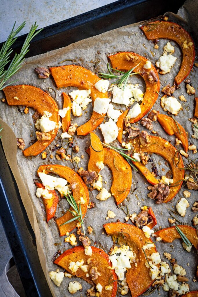 Ofenkürbis mit Feta, Walnüssen und Honig