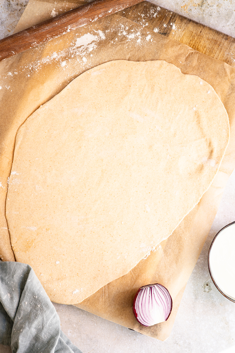 Flammkuchenteig ausgerollt
