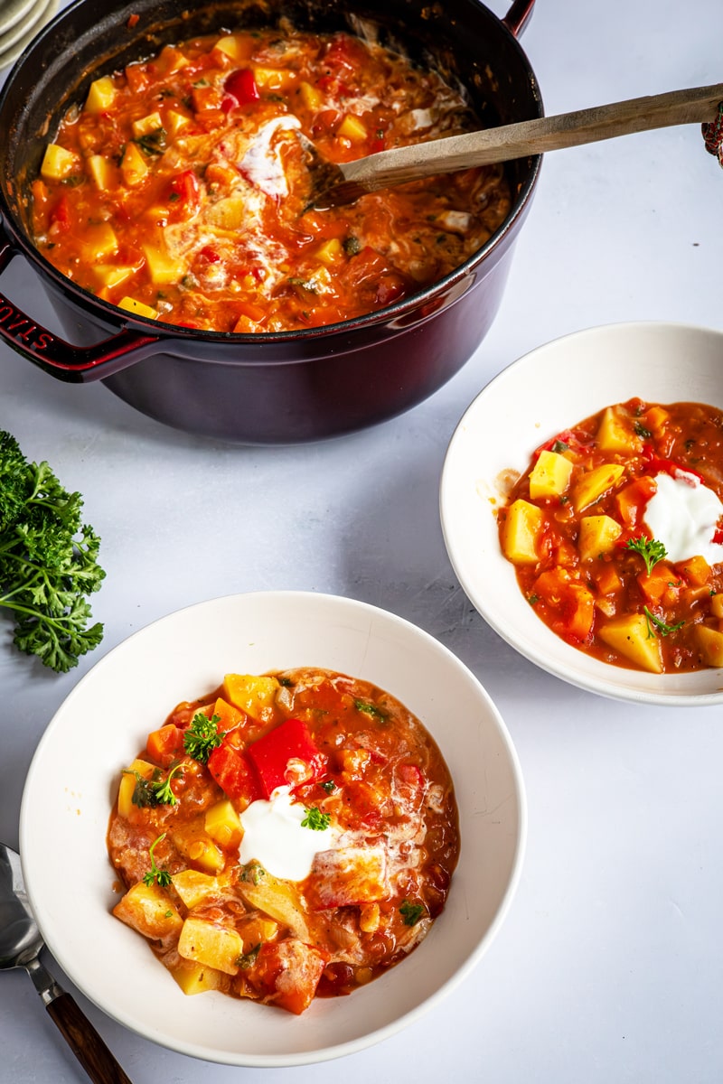 Vegetarischer Bauerntopf in Schüsseln