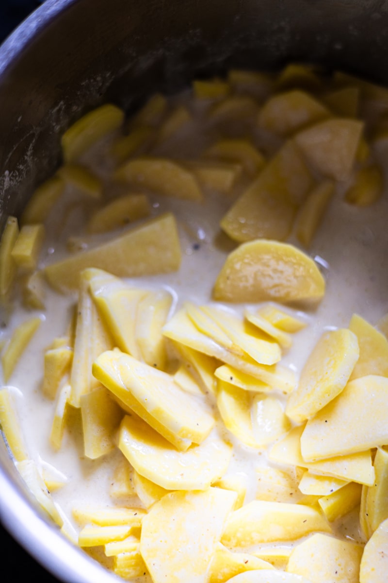Kartoffeln kochen in Milch-Sahne-Mischung