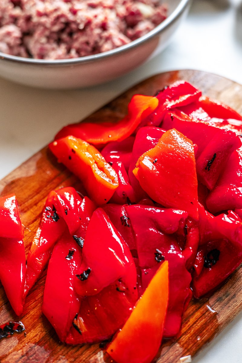 eingelegte Paprika auf einem Holzbrett