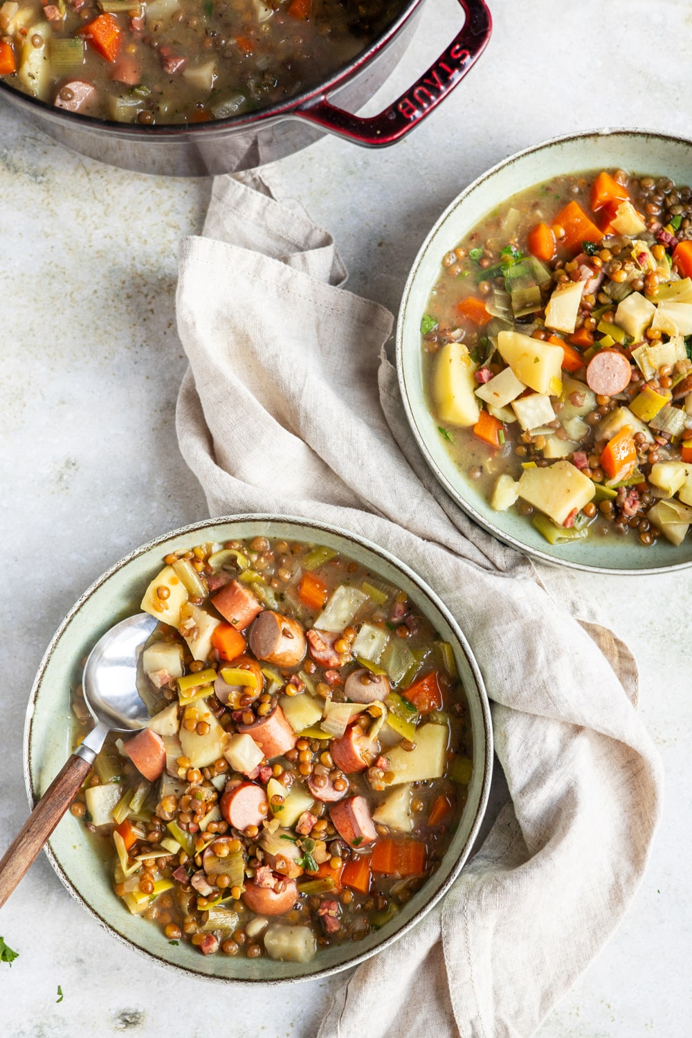 Linsensuppe mit Speck in tiefen Tellern