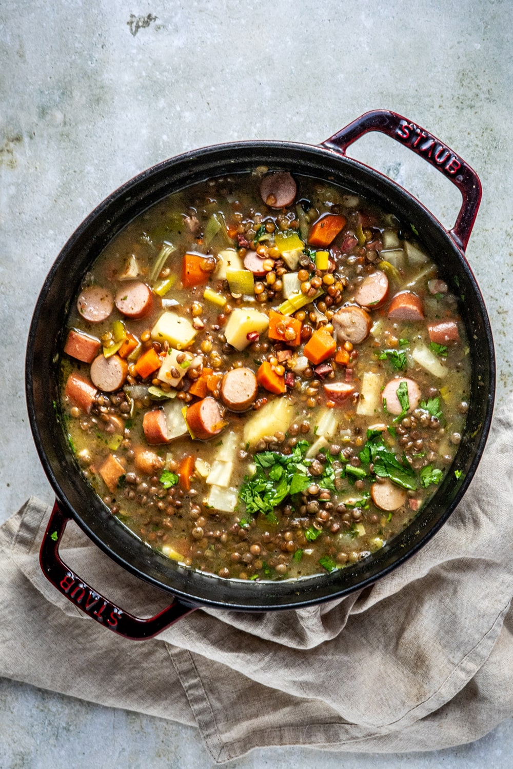 Linseneintopf mit Speck in Gusseisentopf