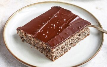 Mohnkuchen vom Blech mit Schokoglasur