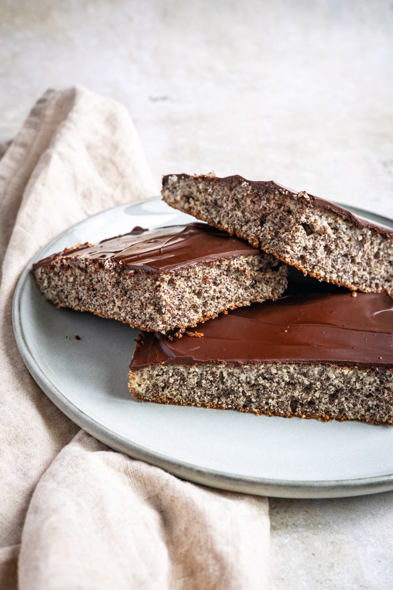 Mohnkuchenstücke übereinander gestapelt