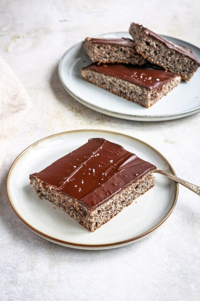 Mohnkuchen vom Blech mit Schokoglasur