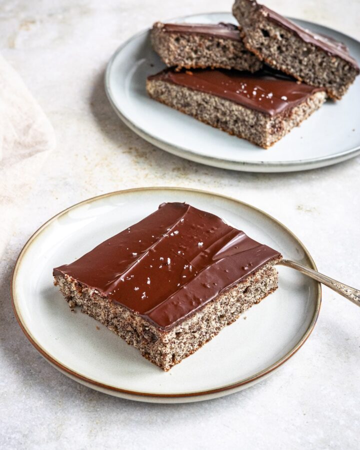 Mohnkuchen vom Blech mit Schokoglasur