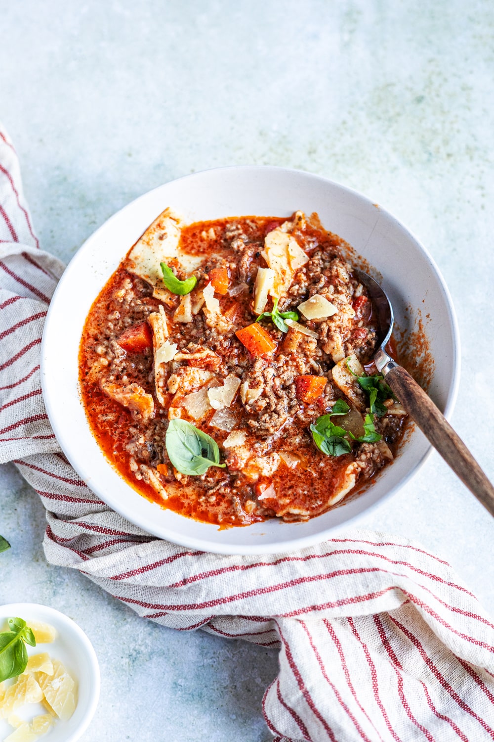 Eine Portion One Pot Lasagne angerichtet