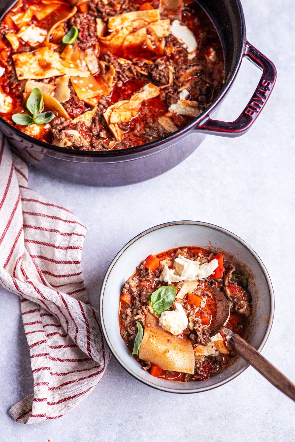 Schnelle One Pot Lasagne in Topf und Schüssel