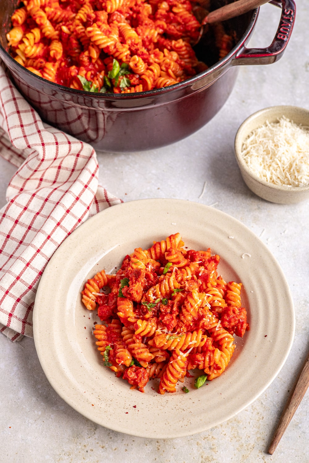 Pasta mit Salsiccia auf Teller angerichtet