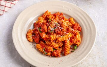 Pasta mit Salsiccia in Paprika-Tomaten-Sauce