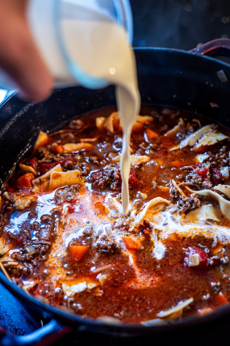 Sahne wird in Topf gegossen