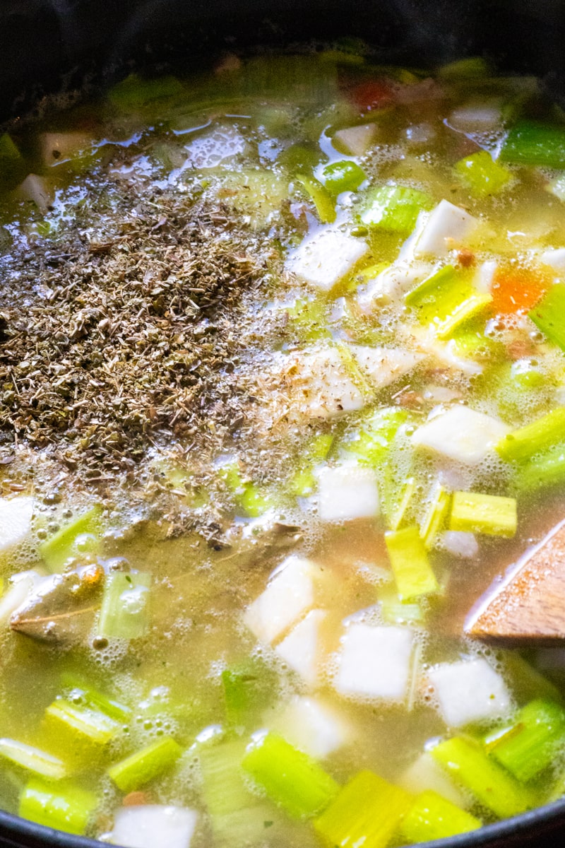 Gemüsebrühe in Topf