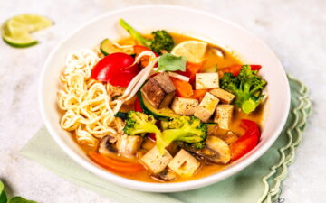 Thai-Kokos-Suppe mit Nudeln und Gemüse