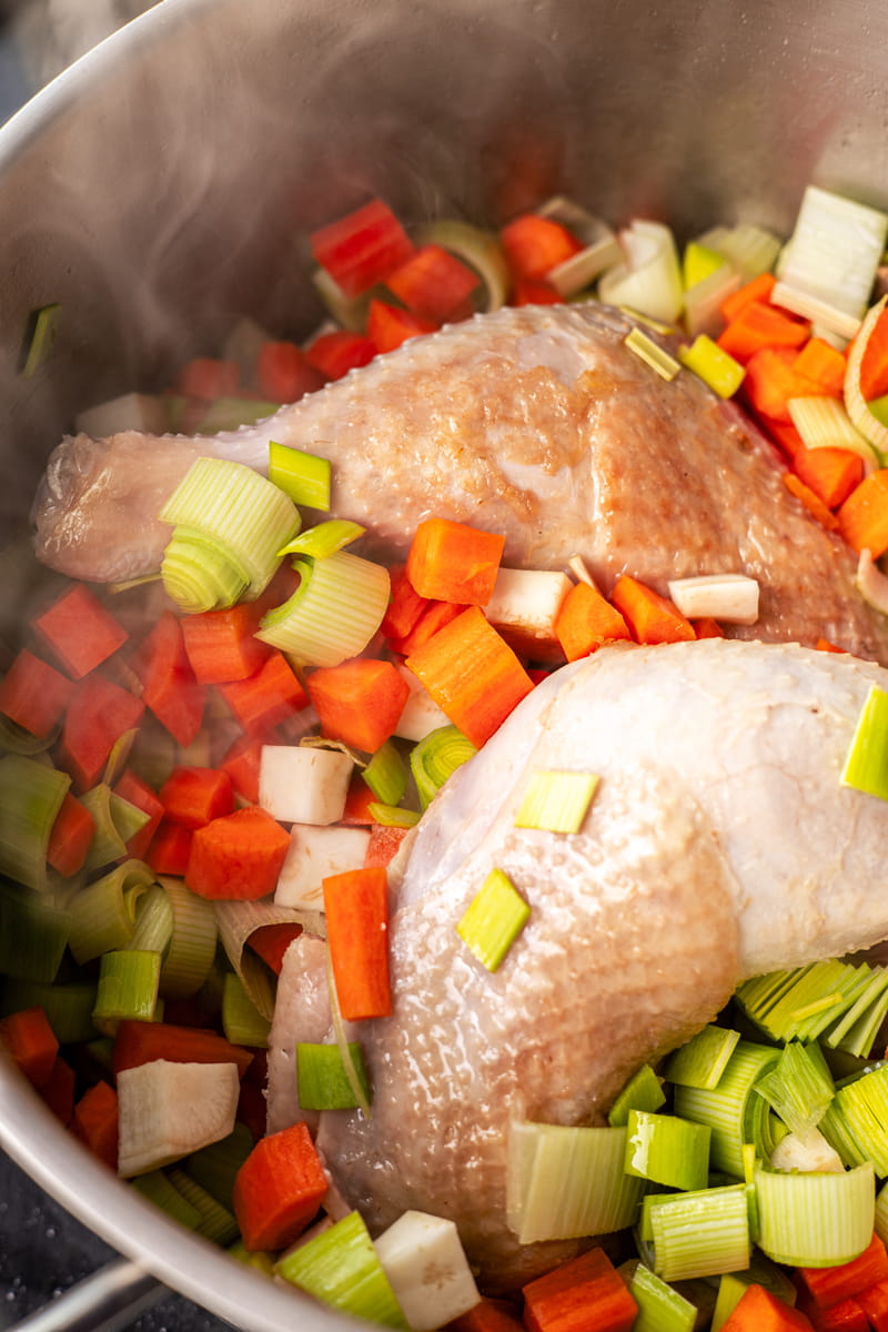 Hähnchenschenkel und Gemüse in Topf