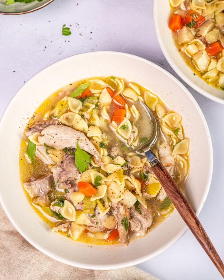 Schnelle Hühnersuppe mit Hähnchenschenkeln