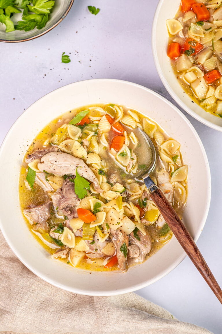 Schnelle Hühnersuppe mit Hähnchenschenkeln