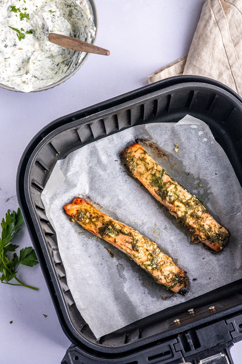 Lachs aus der Heißluftfritteuse mit Kräuterquark