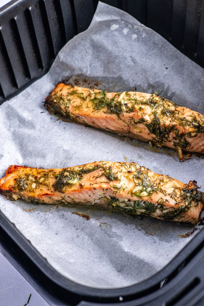 Lachs in der Heißluftfritteuse nah