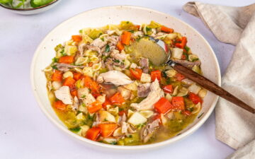 Schnelle Hühnersuppe mit Hähnchenschenkeln