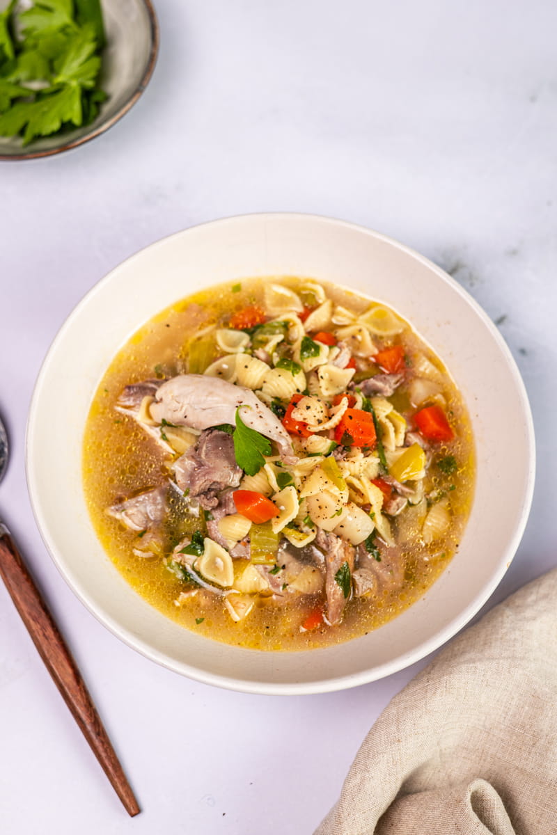 Teller mit goldgelber Hühnersuppe