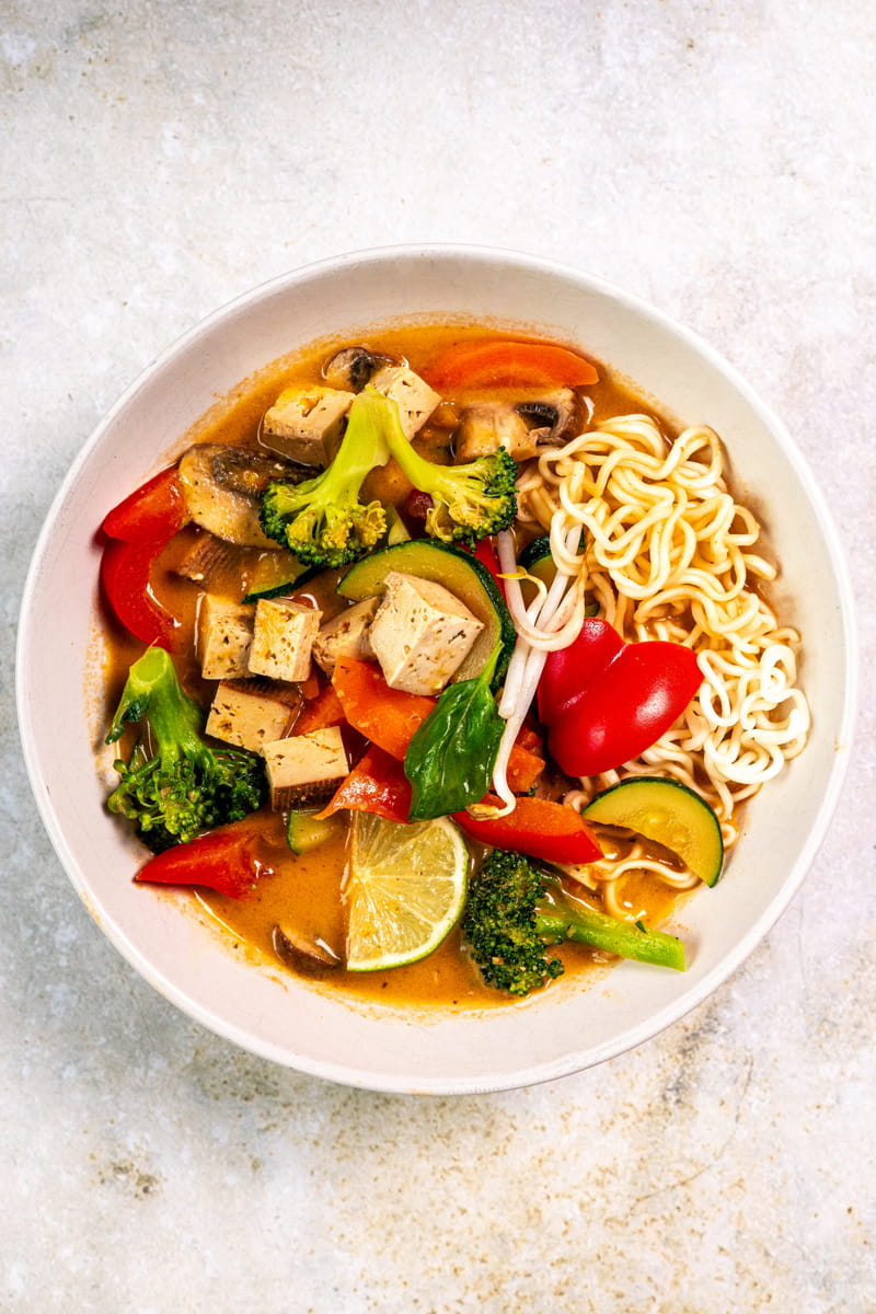 Thai-Kokos-Suppe in tiefem Teller