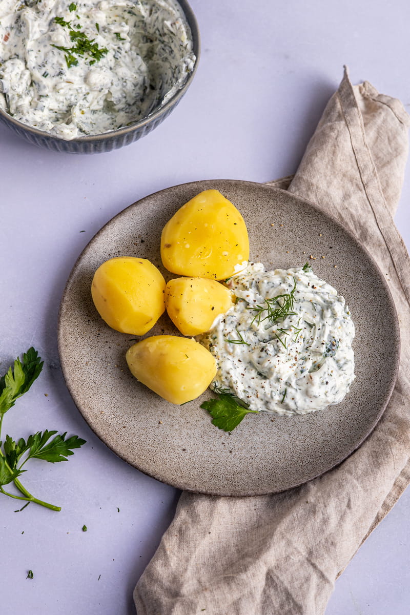 Pellkartoffeln mit Kräuterquark hübsch angerichtet auf twopotatoes.de