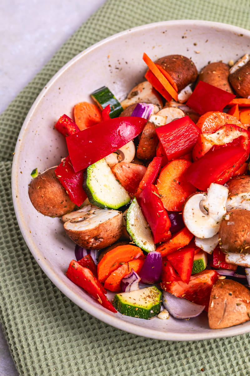 Gemüse aus der Heißluftfritteuse in Schüssel