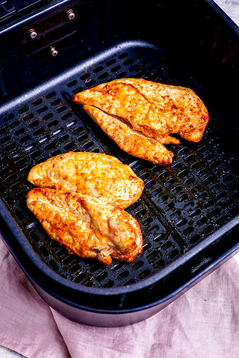 Hähnchenbrust in Heißluftfritteuse fertig gegart