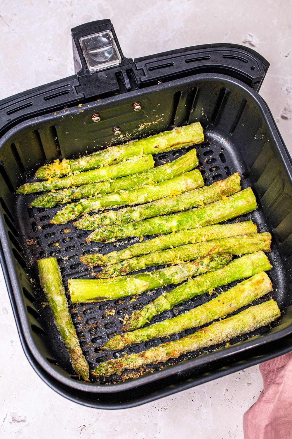Grüner Spargel in Heißluftfritteuse