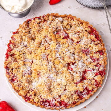 Erdbeer-Rhabarber-Tarte mit Streuseln