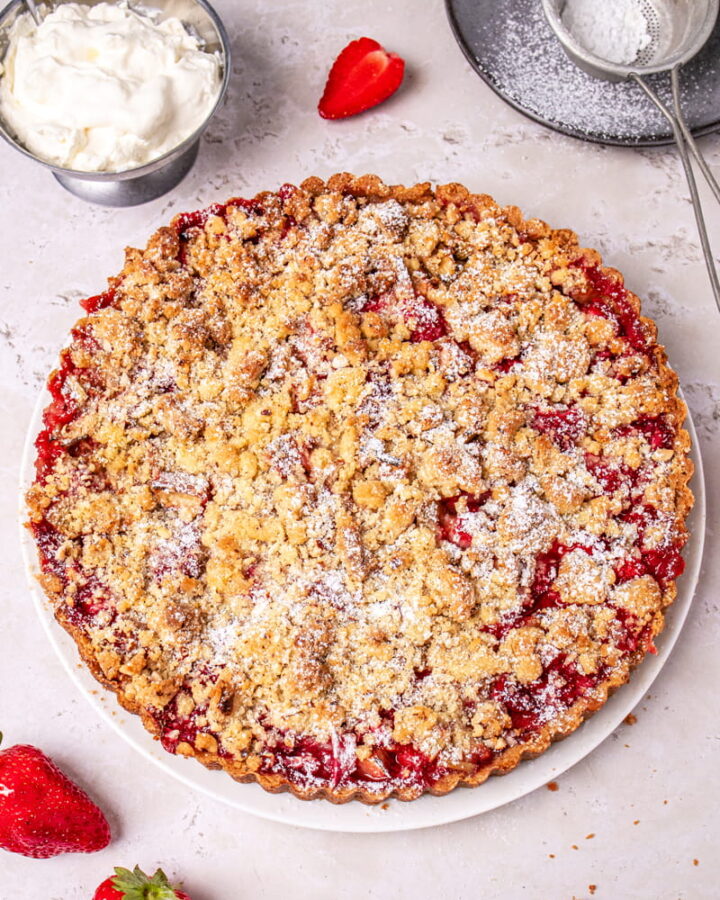Erdbeer-Rhabarber-Tarte mit Streuseln