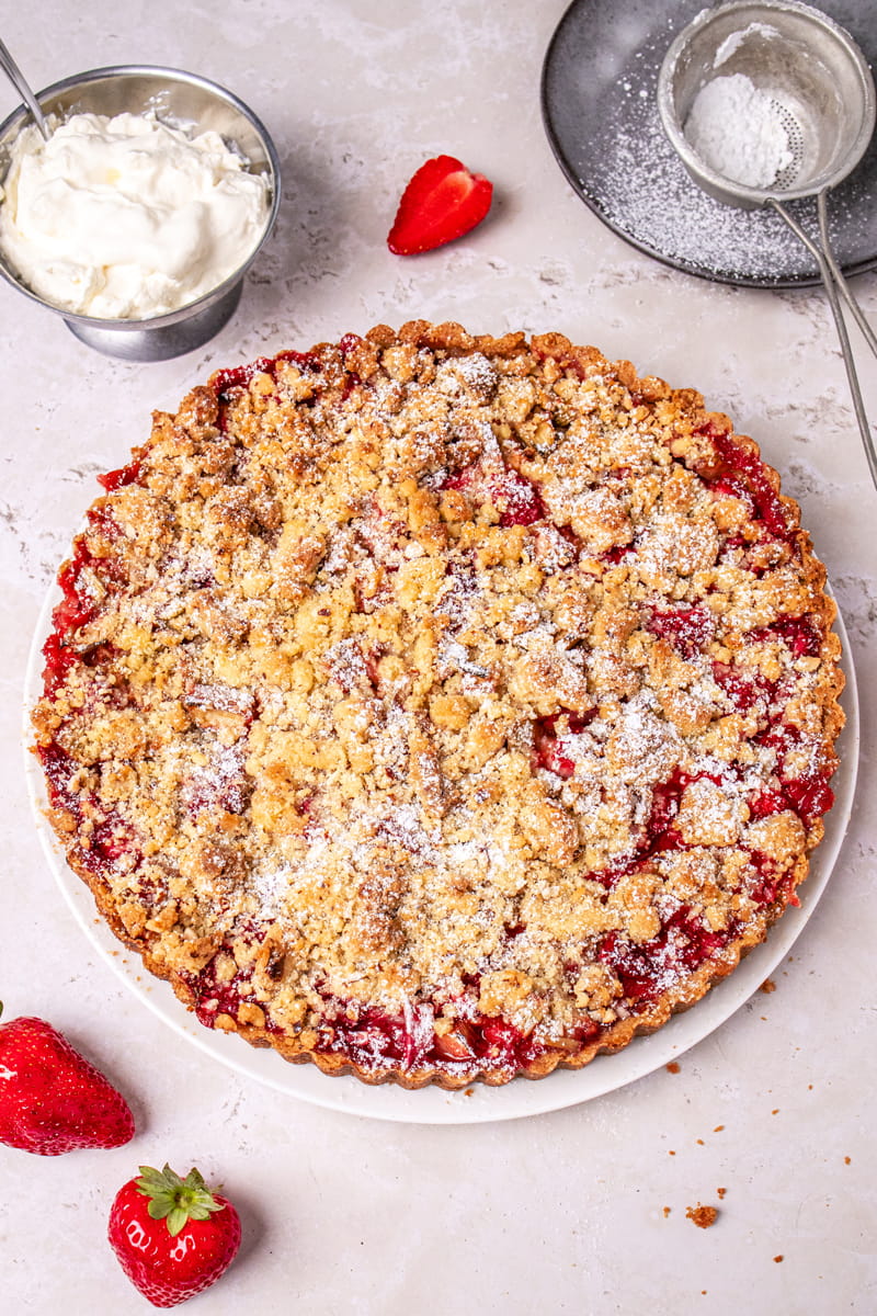 Erdbeer-Rhabarber-Tarte mit Streuseln Top-Shot