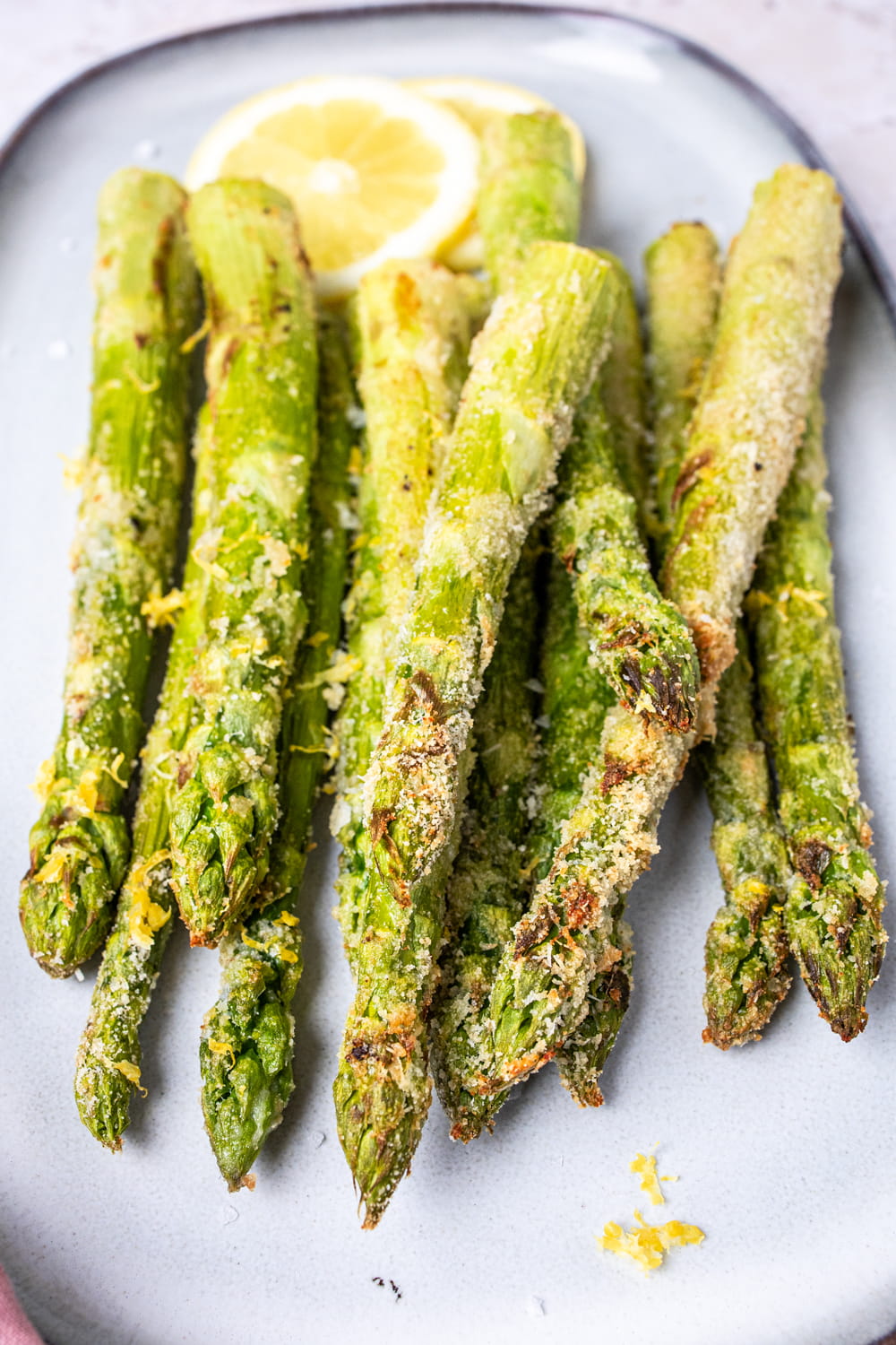 Fertig gegarter Spargel auf Teller