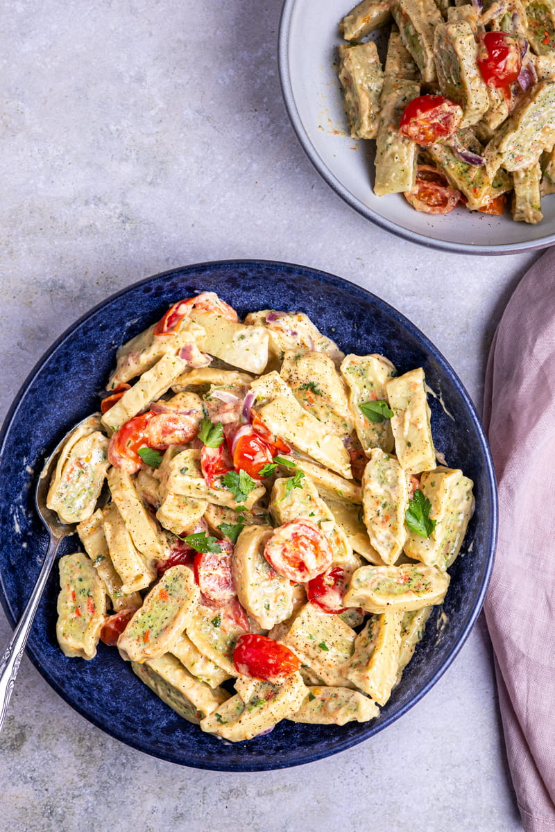 Maultaschen-Pfanne in zwei Schüsseln