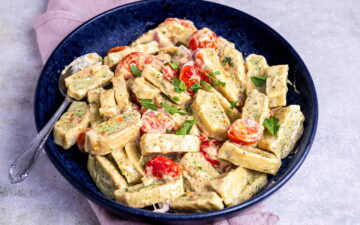 Maultaschen-Pfanne mit Tomaten und Käse
