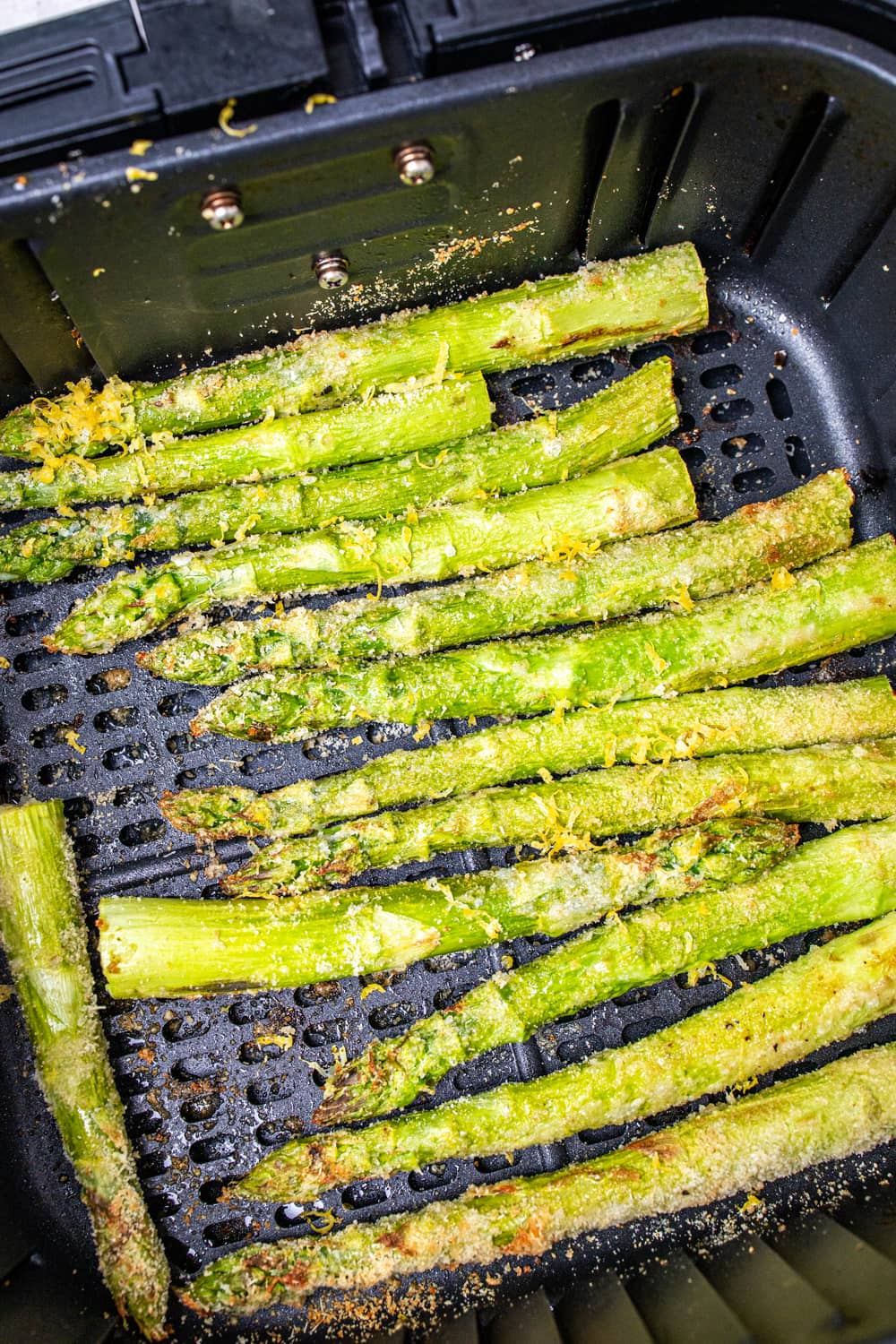 Grüner Spargel in Heißluftfritteuse nah fotografiert
