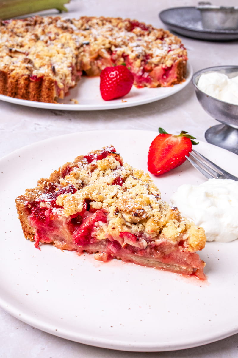 Ein Stück Erdbeer-Rhabarber-Tarte mit Streuseln
