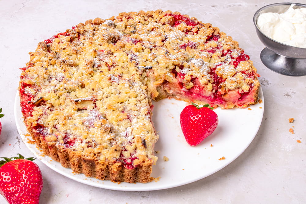 Erdbeer-Rhabarber-Tarte angeschnitten
