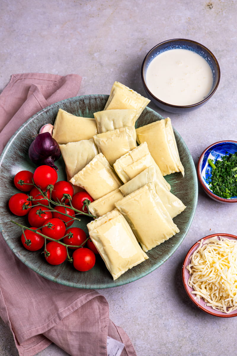 Zutaten für Maultaschen-Pfanne in mehreren Schalen