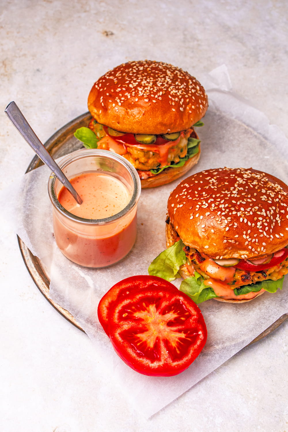 Sauce mit Burgern angerichtet