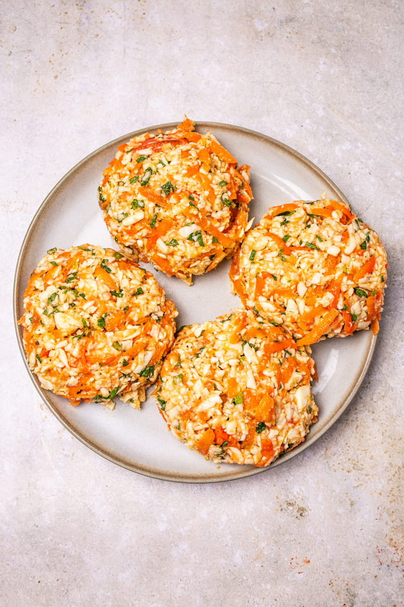 Halloumi-Patties ungebraten