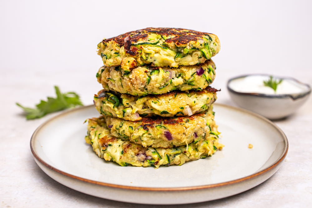 Zucchinipuffer gestapelt